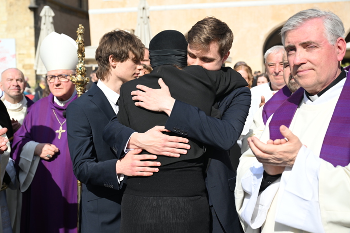 Radka Potměšilová se objímala se syny. 