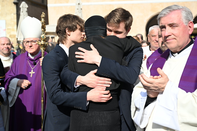 Radka Potměšilová se objímala se syny. 