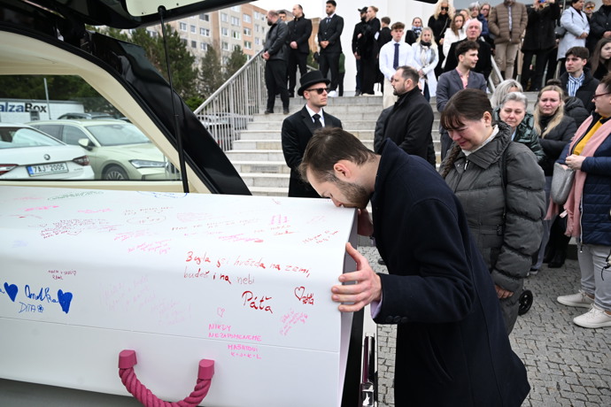 Hosté líbali rakev Dominiky Elischerové. 