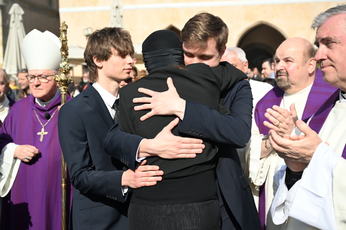 Radka Potměšilová se objímala se syny. 