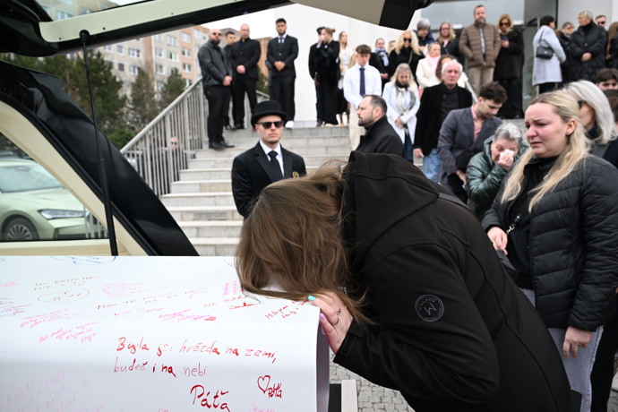 Hosté líbali rakev Dominiky Elischerové. 