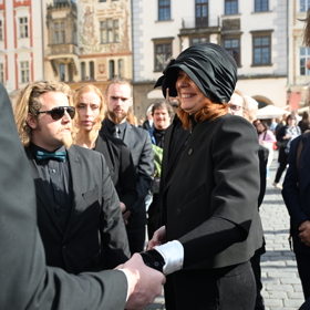Radka Potměšilová na pohřbu svého manžela. 