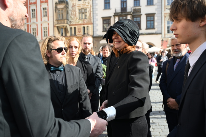 Radka Potměšilová na pohřbu svého manžela. 