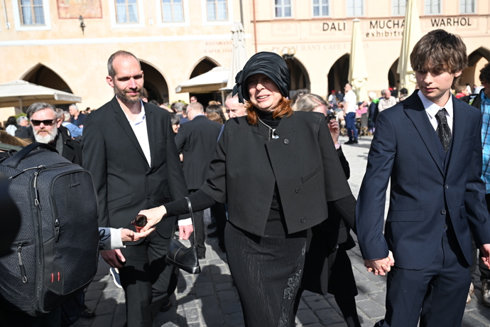 Radka Potměšilová na pohřbu svého manžela. 