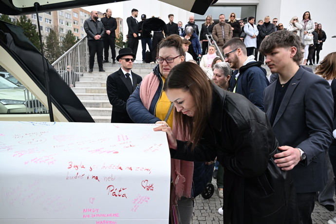 Hosté líbali rakev Dominiky Elischerové. 