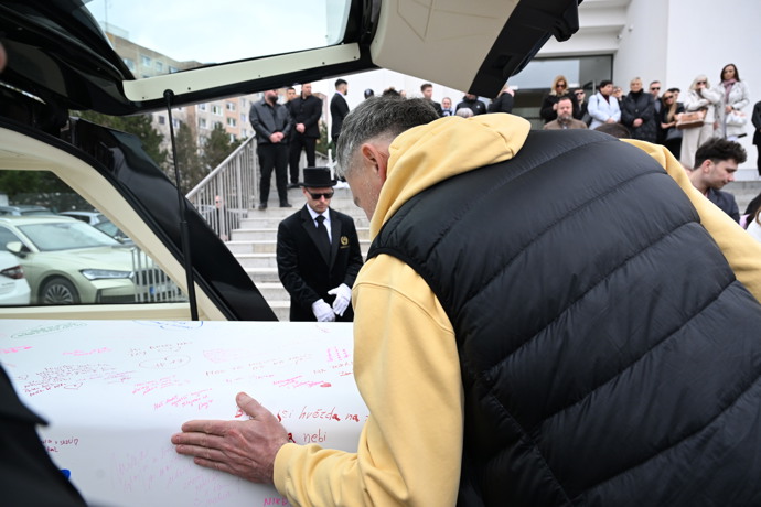 Poslední rozloučení s Mínou. 