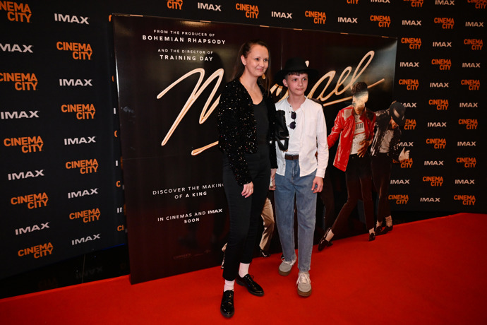 Jan Bendig jako utržený ze řetězu: Zpěvák se na premiéře převtělil do Michaela Jacksona 