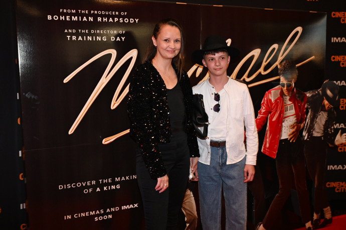 Jan Bendig jako utržený ze řetězu: Zpěvák se na premiéře převtělil do Michaela Jacksona 