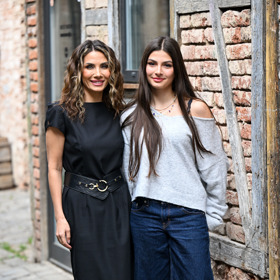 Eva Decastelo vyvedla do společnosti patnáctiletou dceru Zuzanku. 