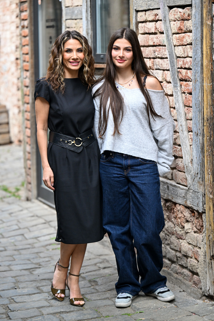 Eva Decastelo vyvedla do společnosti patnáctiletou dceru Zuzanku. 