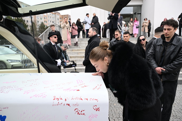 Hanka Gelnarová se loučila s Mínou. 