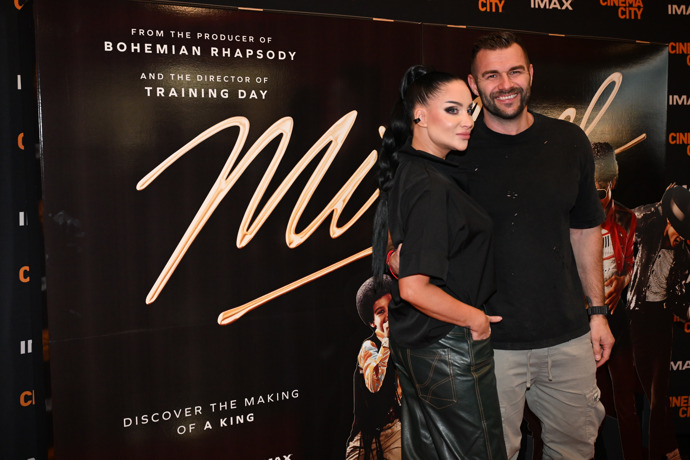 Andrea Pomeje dorazila na premiéru po boku partnera.