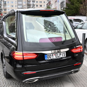 Rakev odjela v pohřebním voze. 