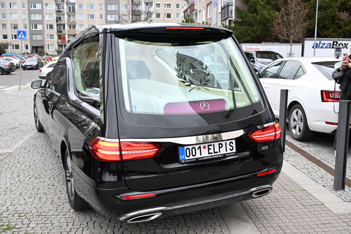 Rakev odjela v pohřebním voze. 