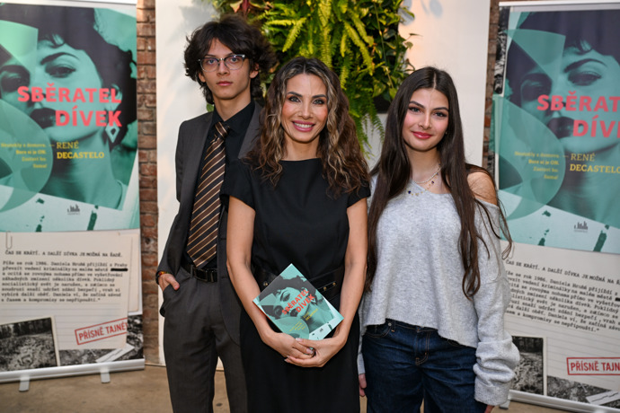 Do společnosti vyrazil také šestnáctiletý syn Evy Decastelo, Michael. 