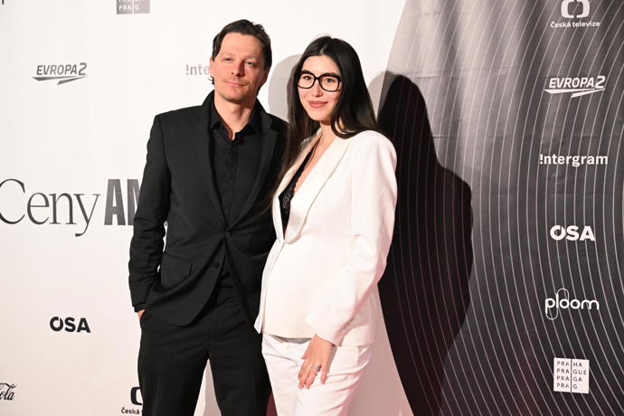 Naomi Adachi s partnerem.