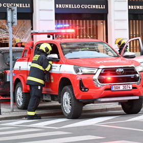 Seniorka v Pařížské ulici probourala autem výlohu jednoho z luxusních obchodů.