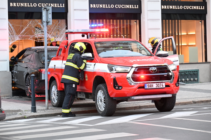 Seniorka v Pařížské ulici probourala autem výlohu jednoho z luxusních obchodů.