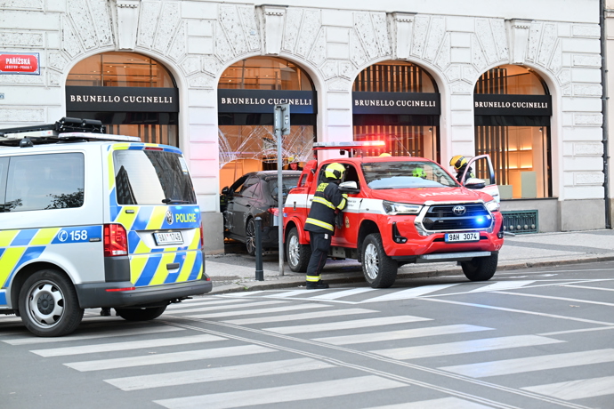 Sedmdesátiletá řidička osobního auta vjela do výlohy obchodu Brunello Cucinelli. 