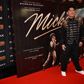 Jen Bendig dorazil v zajímavém outfitu.