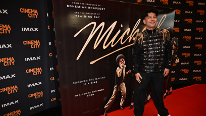 FOTO: Jen Bendig dorazil v zajímavém outfitu.