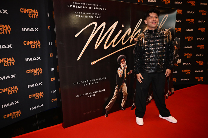 Jen Bendig dorazil v zajímavém outfitu.