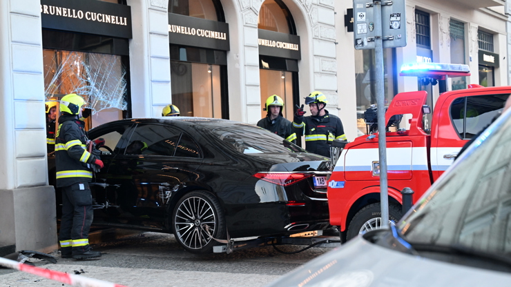 Sedmdesátiletá řidička osobního auta vjela do výlohy obchodu Brunello Cucinelli. 