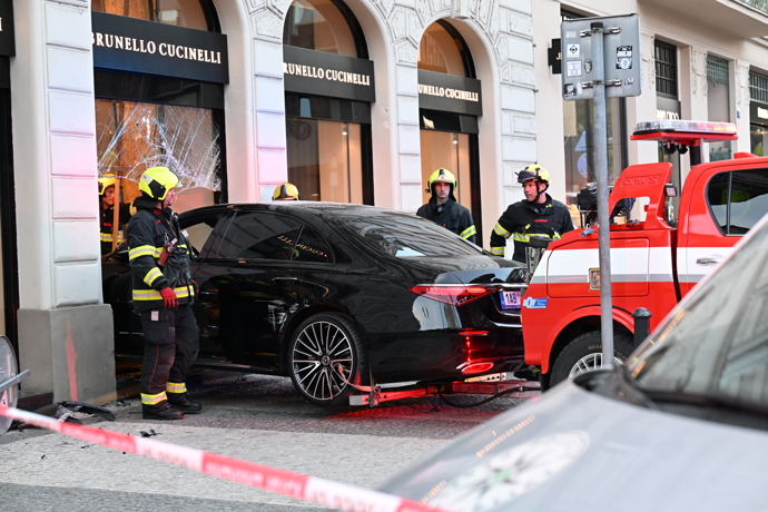 Vyšetřování nehody pokračuje, ale podle mluvčího policie nebyla zjištěna žádná přítomnost alkoholu ani drog u řidičky. 
