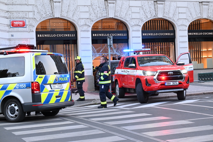 Seniorka v Pařížské ulici probourala autem výlohu jednoho z luxusních obchodů.