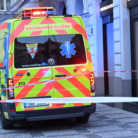 Sedmdesátiletá řidička osobního auta vjela do výlohy obchodu Brunello Cucinelli. 