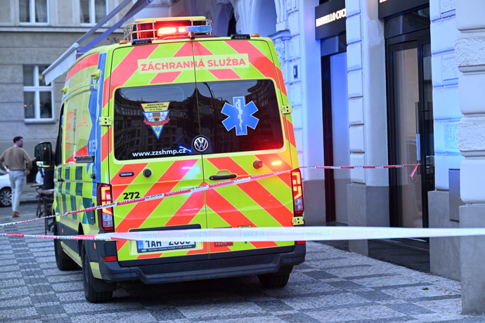 Sedmdesátiletá řidička osobního auta vjela do výlohy obchodu Brunello Cucinelli. 