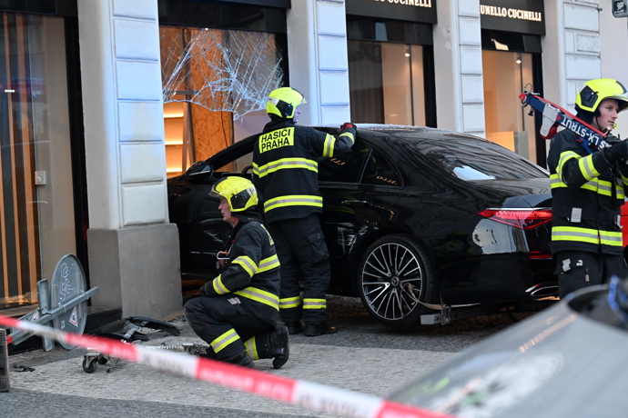 Sedmdesátiletá řidička osobního auta vjela do výlohy obchodu Brunello Cucinelli. 