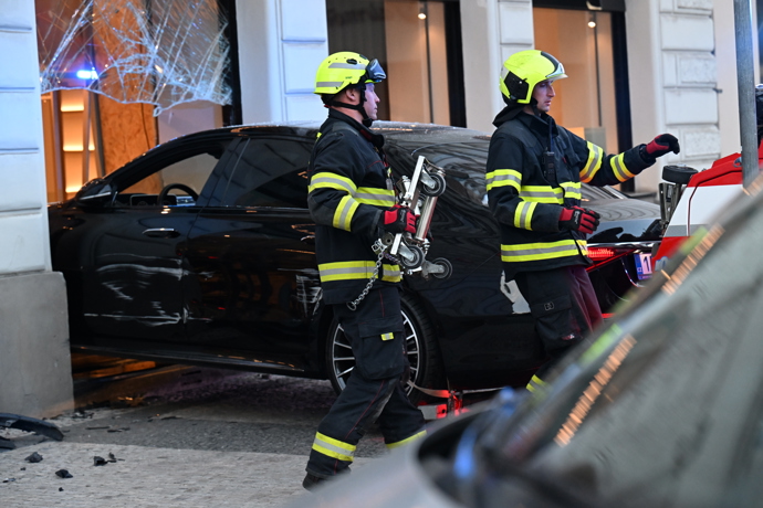 Sedmdesátiletá řidička osobního auta vjela do výlohy obchodu Brunello Cucinelli. 