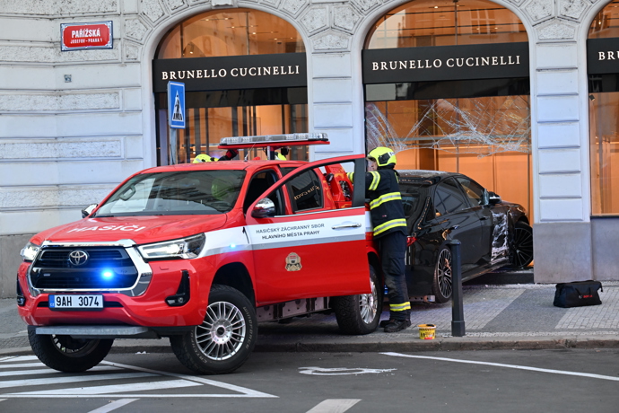 Sedmdesátiletá řidička osobního auta vjela do výlohy obchodu Brunello Cucinelli. 