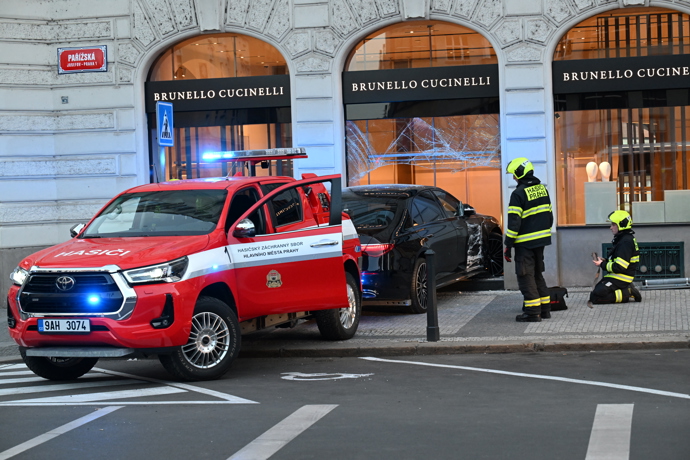 Sedmdesátiletá řidička osobního auta vjela do výlohy obchodu Brunello Cucinelli. 
