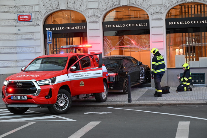 Sedmdesátiletá řidička osobního auta vjela do výlohy obchodu Brunello Cucinelli. 