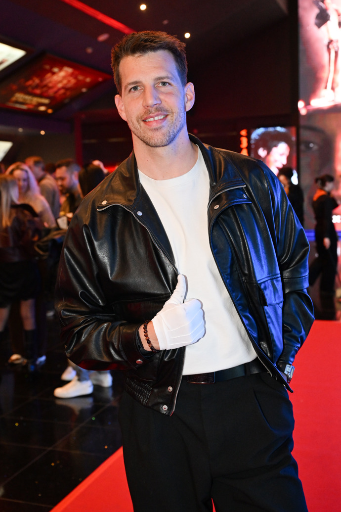 Peter Pecha doplnil svůj outfit o bílou rukavičku. 