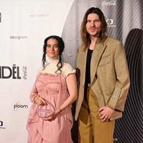 Zpěvák Marcell s manželkou. 