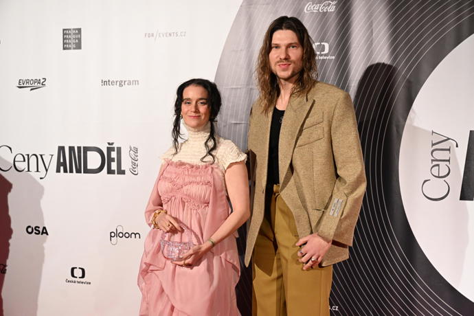 Zpěvák Marcell s manželkou. 
