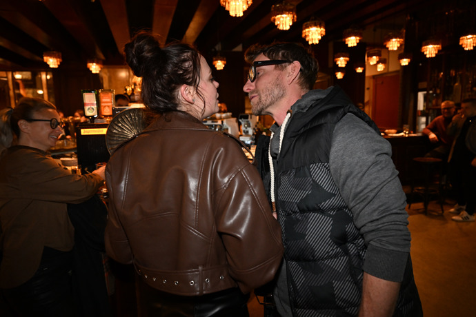 Jaromír Nosek kouká na Ivetu Bendlovou jako na svatý obrázek.