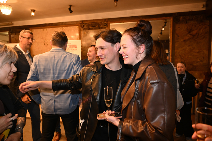 Iveta Bendlová se skleničkou v ruce vedle Jakuba Moulise.