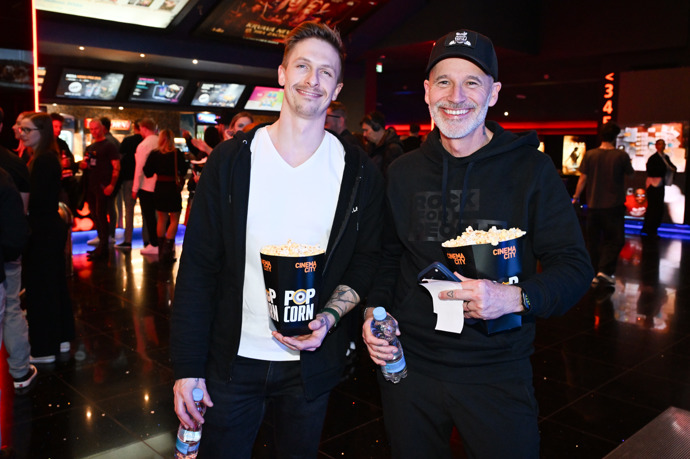 Honza Musil se svým manželem. 