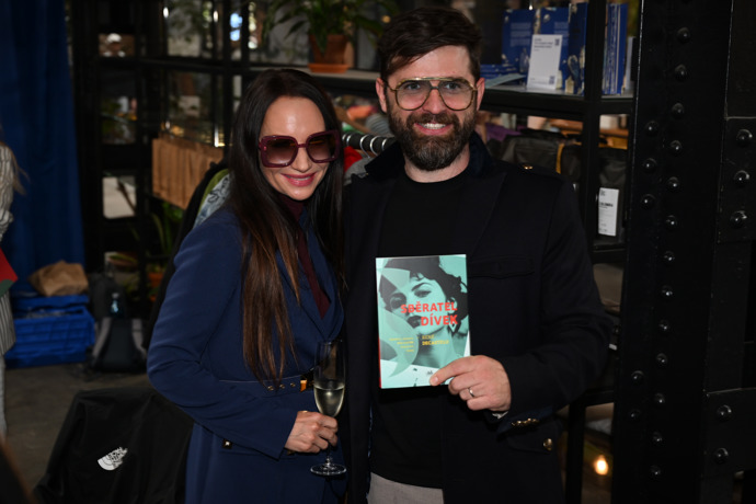 Sandra Nováková a Vojtěch Moravec s knihou Reného Decastela.