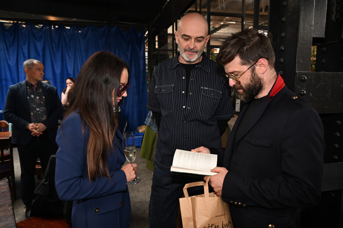 Sandra Nováková a Vojtěch Moravec s autorem knihy Sběratel dívek.