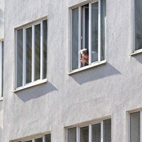 Depardieu si vychutnával cigaretku z okna svého apartmánu.