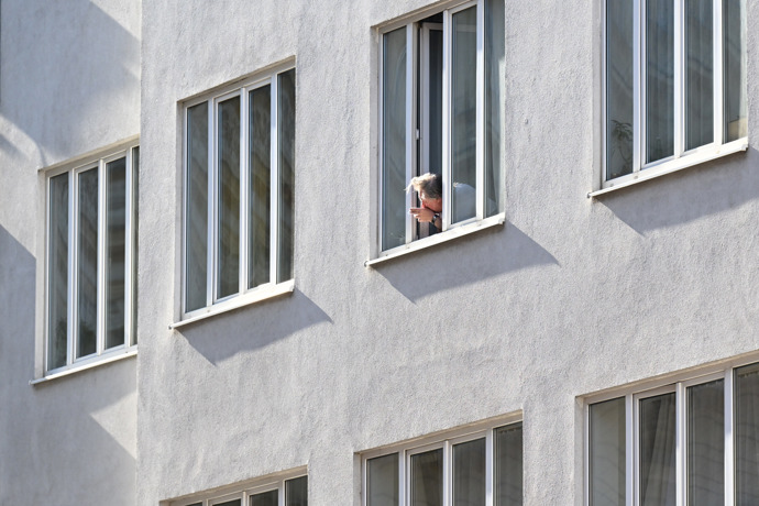 Depardieu si vychutnával cigaretku z okna svého apartmánu.