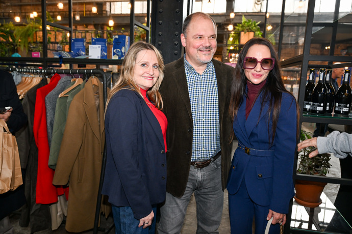 Regina Řandová s kmotry knihy Sandrou Novákovou a Martinem Preissem.