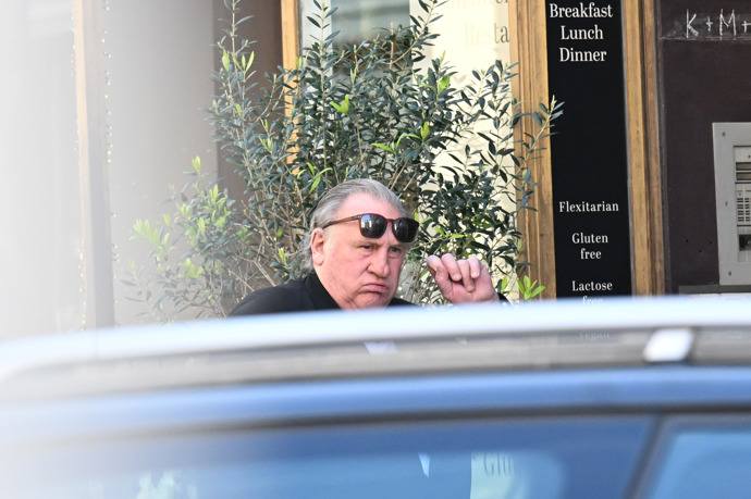 Depardieu nevypadal, že by měl příliš dobrou náladu.