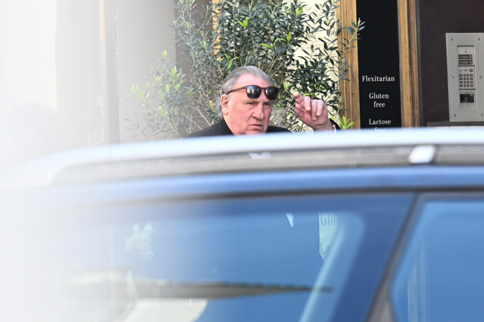 Gérard Depardieu spatřen v ulicích Prahy.