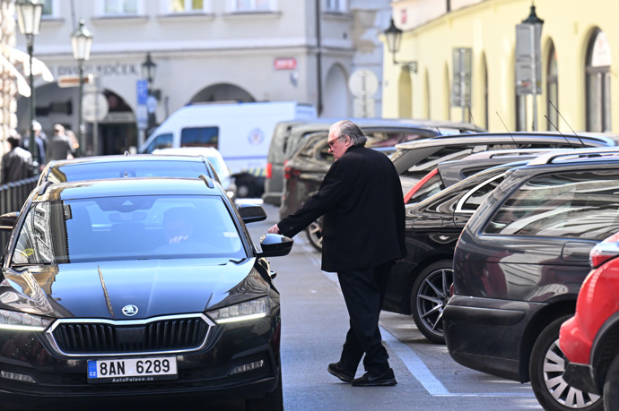 Gérard Depardieu následně nasedl do taxíku a odjel.